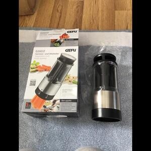 Gefu flexicut vegetable and fruit splitter, new